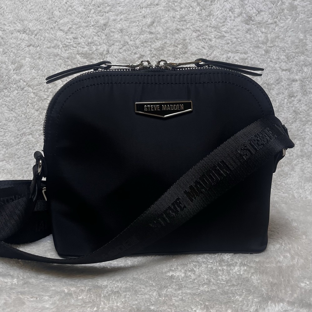 Steve Madden Crossbody Bag Black Nylon Dome Style Zipper‎ Adjustable Strap Clean